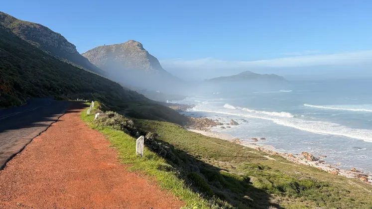Misty Cliffs — туман сползает к океану